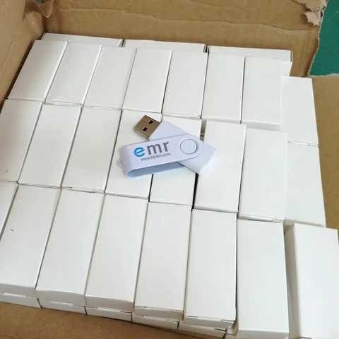 Bele škatlice s promocijskim USB-ključem