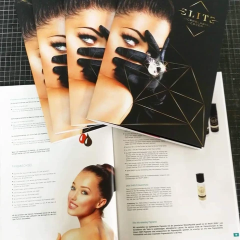 Razgrnjena brošura s fotografijami kozmetične nege