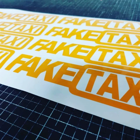 Oranžni napisi za taksi v izrezani foliji
