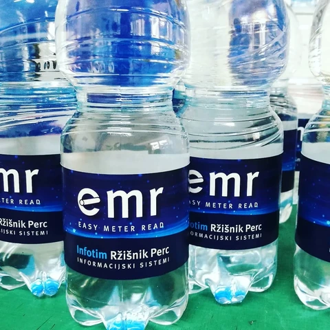 Stekleničke vode z modrimi etiketami EMR