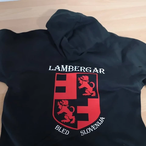 Črna jopica z rdečim grbom Lambergar