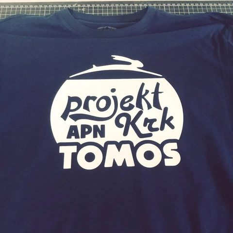 Moder tekstil z belim napisom projekt Tomos