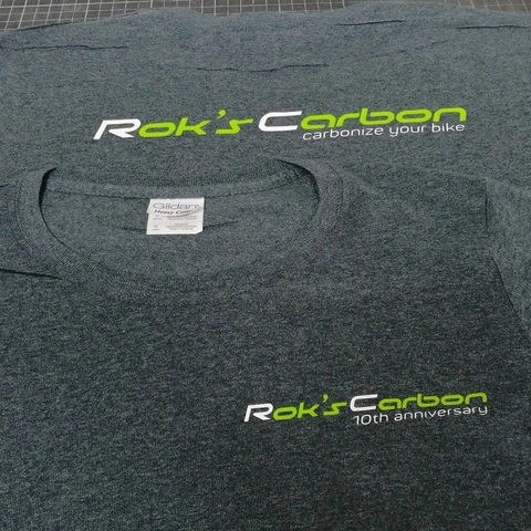 Siv tekstil z zeleno-belim znakom Rok’s Carbon