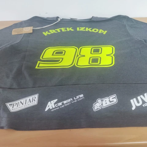 Siva športna majica z rumeno številko 98