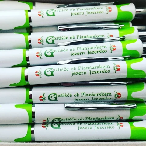 Belo-zelena pisala z gostinskim logotipom