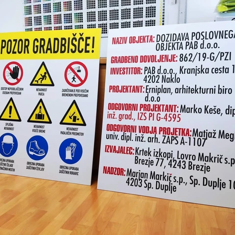 Gradbiščni tabli z opozorilnimi znaki in podatki
