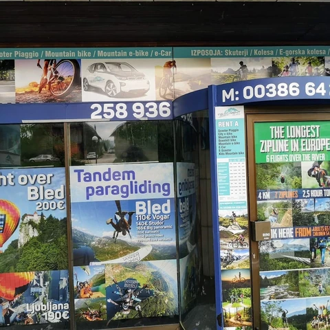 Turistični napisi in plakati na izložbi