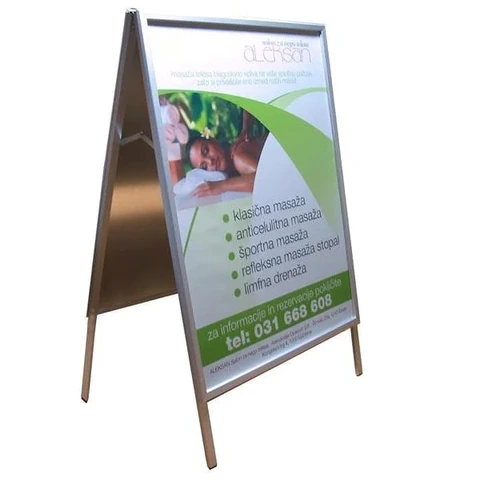 Leseno stojalo z zeleno-belim turističnim plakatom